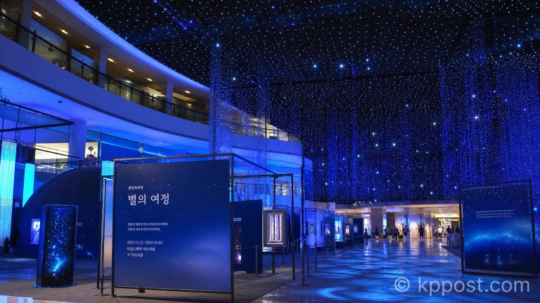 영등포 타임스퀘어에 조성된 QWER 데뷔 3주년 기념 팝업 스토어 현장