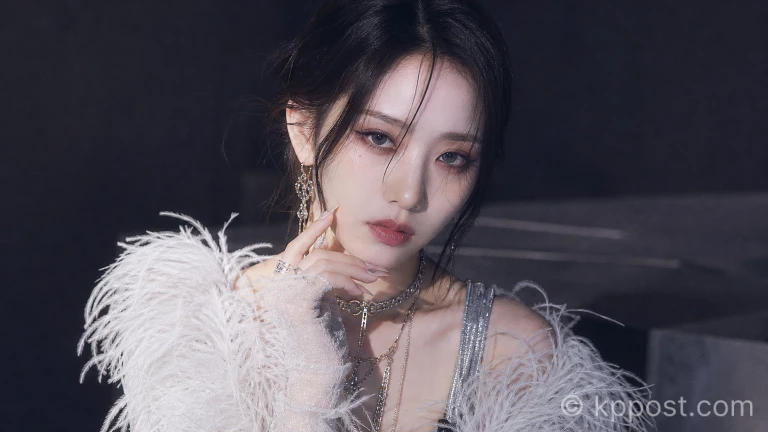 팔 부위의 깃털 디테일과 금속성 액세서리가 어우러진 콘셉트 의상 디테일