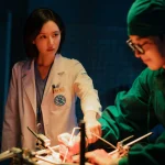 SBS 금토드라마 닥터X가 수술 실력과 타협 없는 신념으로 병원 내 부조리에 맞서는 메디컬 다크히어로 서사가 국내외 시청 지표 상승을 이끌고 있다 (사진 - SBS 닥터X)