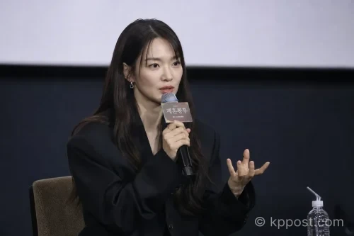 관객과의 대화에서 '재혼 황후' 속 캐릭터에 대해 설명하는 배우 신민아