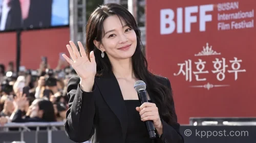 재혼 황후에 출연한 신민아는 10일 열린 야외 무대인사에서 팬들의 환호를 받으며 작품에 대한 기대를 높였다 (사진 - AI 생성)