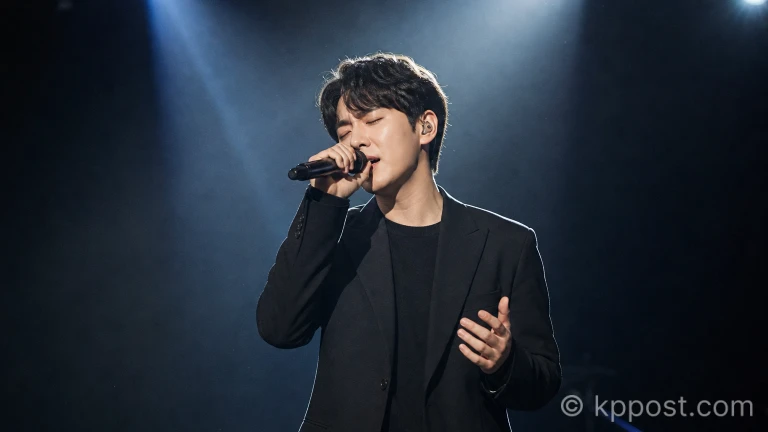 무대에서 열창하는 가수 장한별의 모습