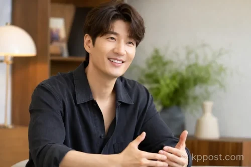 인터뷰 중 미소 짓는 god 손호영