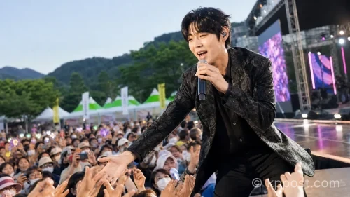 손태진, 전국 축제 무대에서 노래하는 모습