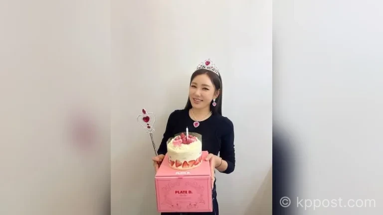 송가인이 데뷔 14주년을 맞아 티아라와 공주 요술봉을 착용하고 기념 케이크를 든 채 팬들에게 감사의 마음을 전했다. (사진=송가인 인스타그램)