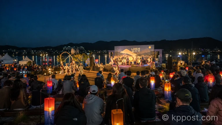 은은한 등불 아래 야간 전통 공연과 나루터 풍경을 감상하는 여주오곡나루축제 야경