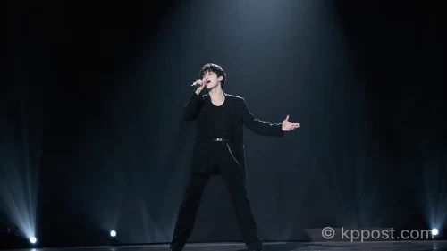 성한빈 솔로 데뷔 쇼케이스에서 타이틀곡 '언데드' 무대를 선보이고 있다
