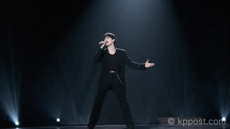 솔로 데뷔 쇼케이스에서 타이틀곡 '언데드' 무대를 선보이는 성한빈